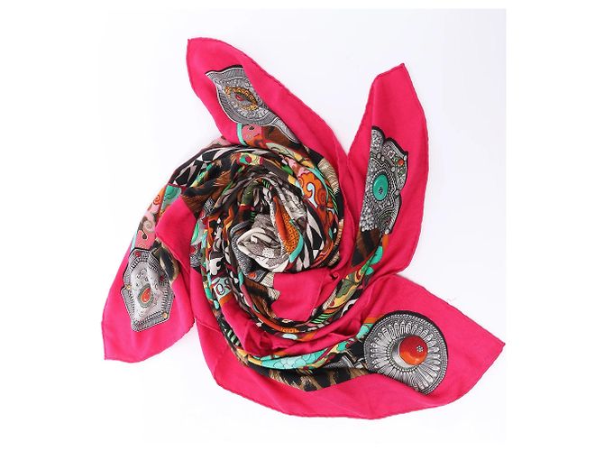 Sciarpa in Cashmere e Seta Hermès Carré Géant "La Femme aux Semelles de Vent" Rosa - vista 17