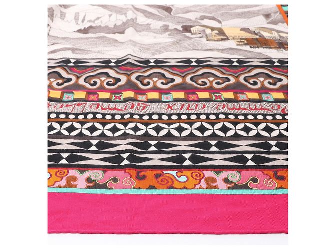 Sciarpa in Cashmere e Seta Hermès Carré Géant "La Femme aux Semelles de Vent" Rosa - vista 5