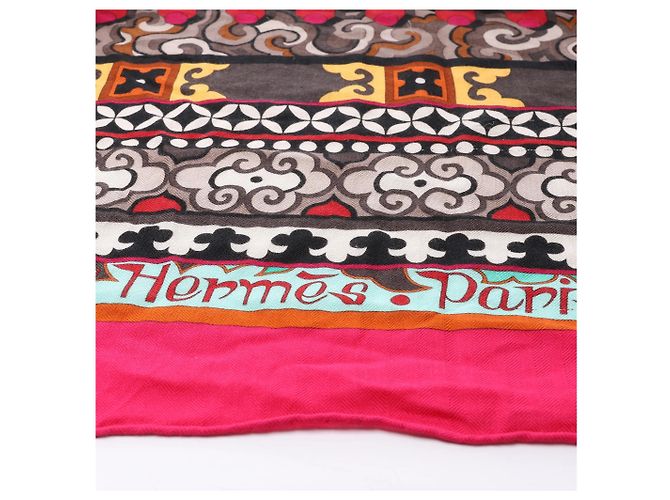 Sciarpa in Cashmere e Seta Hermès Carré Géant "La Femme aux Semelles de Vent" Rosa - vista 8