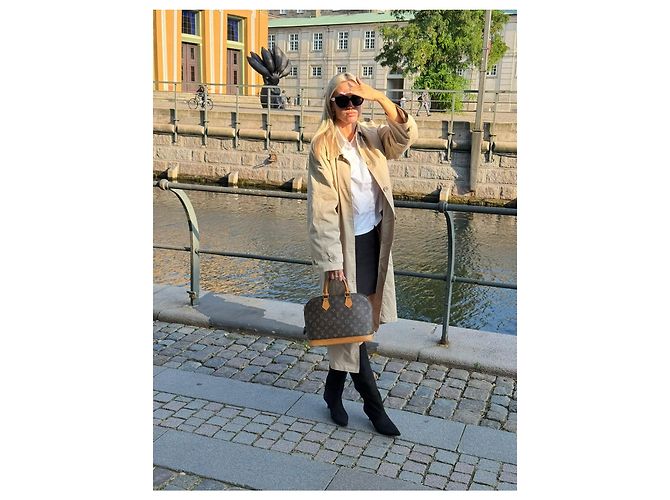 Bolsa Louis Vuitton Alma de couro marrom e dourado - vista 2