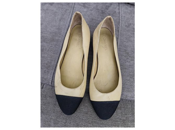 Ballerine bicolore Chanel con tacco impreziosito da perle Nero Beige - vista 10
