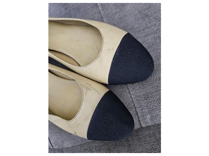 Ballerine bicolore Chanel con tacco impreziosito da perle Nero Beige - vista 11