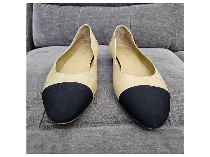 Ballerine bicolore Chanel con tacco impreziosito da perle Nero Beige - vista 2