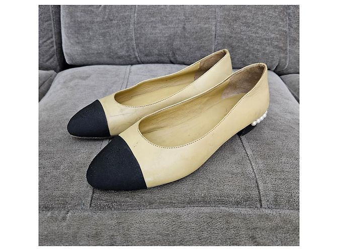 Ballerine bicolore Chanel con tacco impreziosito da perle Nero Beige - vista 3