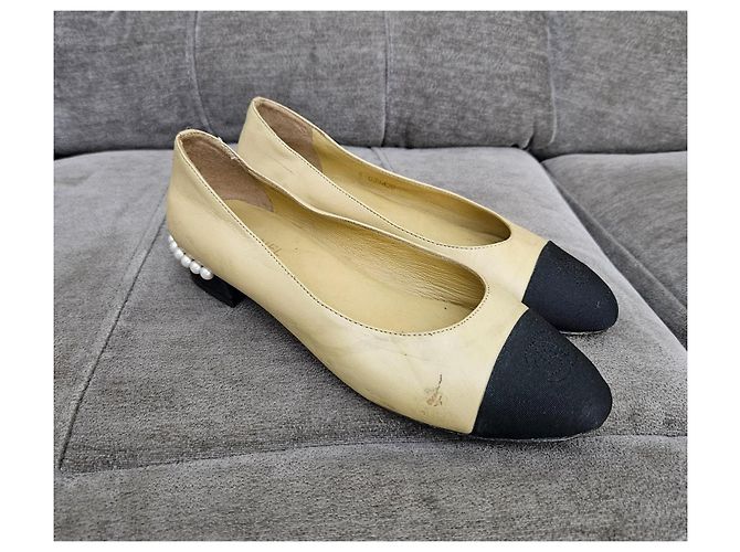 Ballerine bicolore Chanel con tacco impreziosito da perle Nero Beige - vista 4