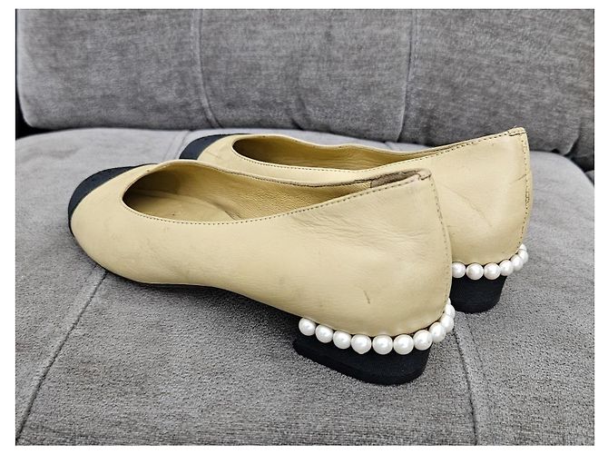 Ballerine bicolore Chanel con tacco impreziosito da perle Nero Beige - vista 6