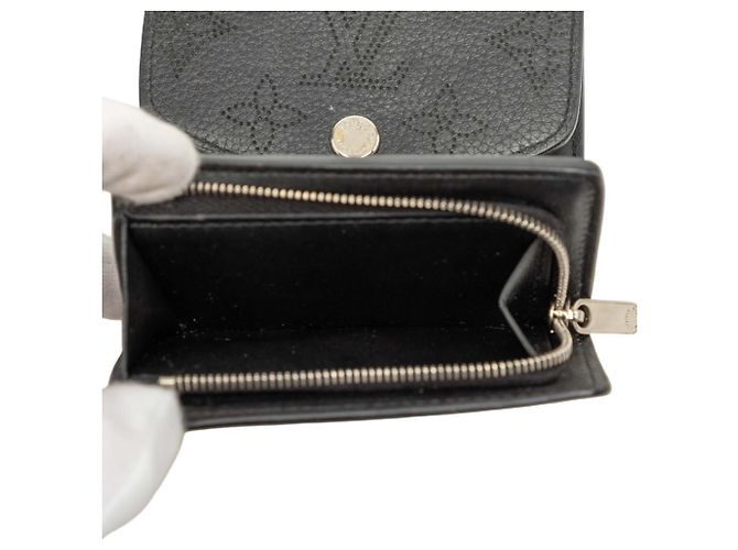 Louis Vuitton Monogram Mahina Portefeuille Iris XS Carteira Dobrável Preto - vista 5