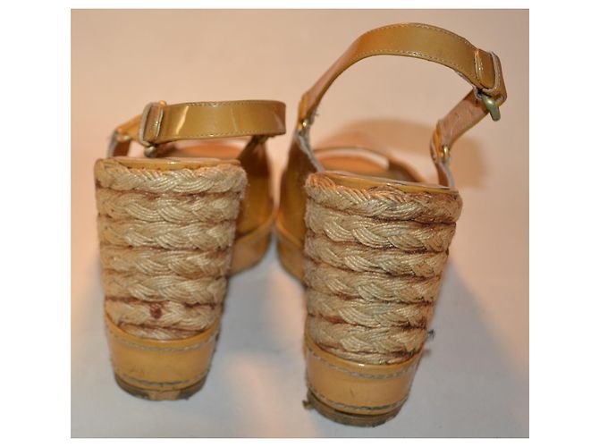 Stuart Weitzman Sandali con zeppa in vernice gialla Giallo Senape - vista 3