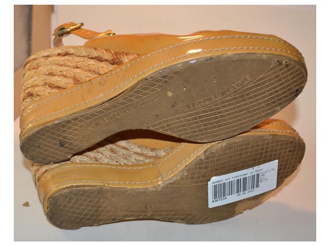 Stuart Weitzman Sandali con zeppa in vernice gialla Giallo Senape - vista 4