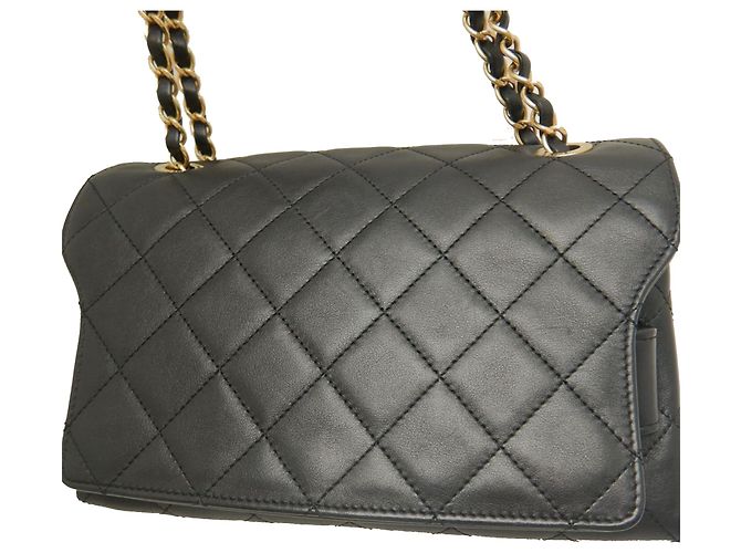 Chanel Black Medium Quilted Lambskin Logo Enchained Flap Nero - vista 20
