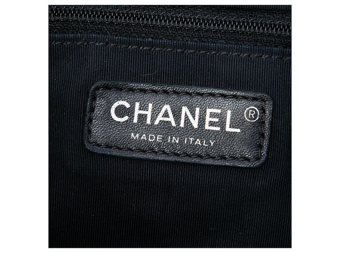 Giacca Chanel Black Limited Edition Tweed Girl con pochette a catena Nero - vista 5