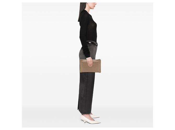 Clutch in pelle beige con borchie e zip Miu Miu - vista 6