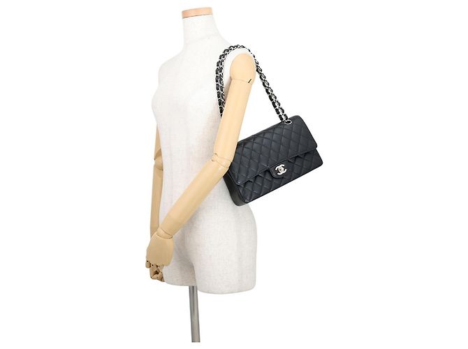 Borsa a tracolla con catena in pelle di vitello martellata nera Chanel Nero - vista 4