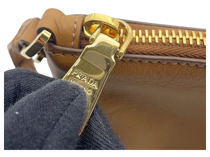 Borsa a tracolla in pelle marrone Prada - vista 7