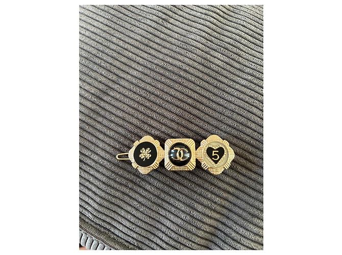 Fermaglio Chanel Portafortuna in metallo dorato Nero Gold hardware - vista 2