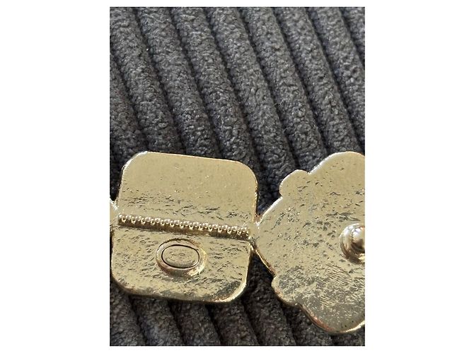 Fermaglio Chanel Portafortuna in metallo dorato Nero Gold hardware - vista 4