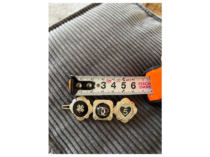Fermaglio Chanel Portafortuna in metallo dorato Nero Gold hardware - vista 5