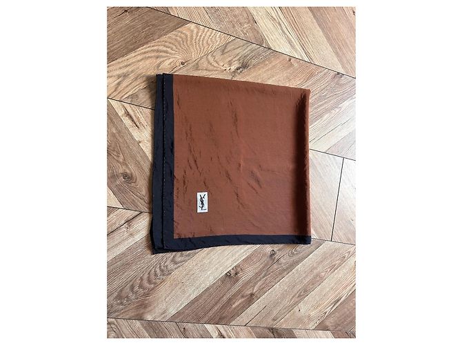 Carré in seta Yves Saint Laurent Motivo Geometrico Marrone Nero Blu Beige - vista 10