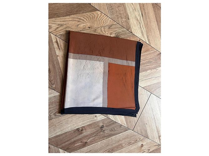 Carré in seta Yves Saint Laurent Motivo Geometrico Marrone Nero Blu Beige - vista 11