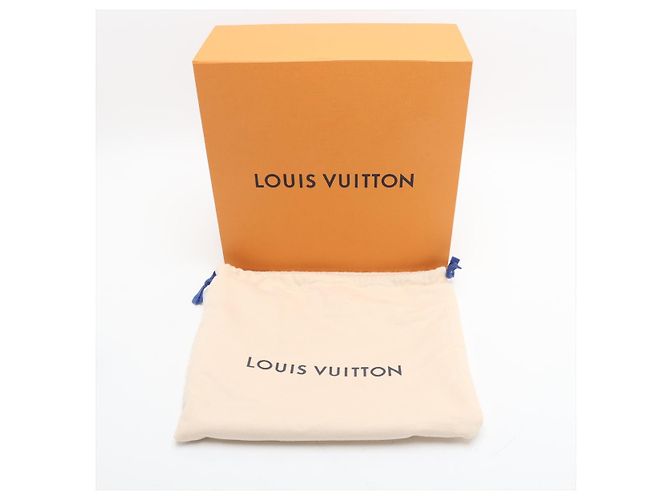 Louis Vuitton Borsa Capucines BB in pelle Taurillon blu - vista 15