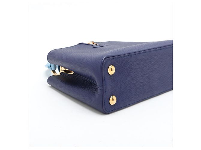 Louis Vuitton Borsa Capucines BB in pelle Taurillon blu - vista 4
