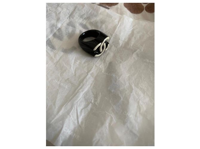 Chanel CC Logo Ring Schwarz und Weiß - Ansicht 2