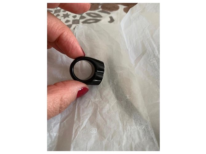 Chanel CC Logo Ring Schwarz und Weiß - Ansicht 3