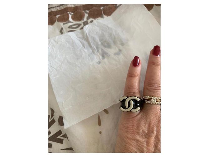 Chanel CC Logo Ring Schwarz und Weiß - Ansicht 5