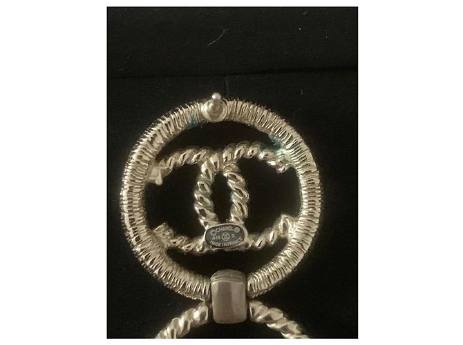 Orecchini pendenti Chanel logo CC metallo dorato D'oro - vista 3