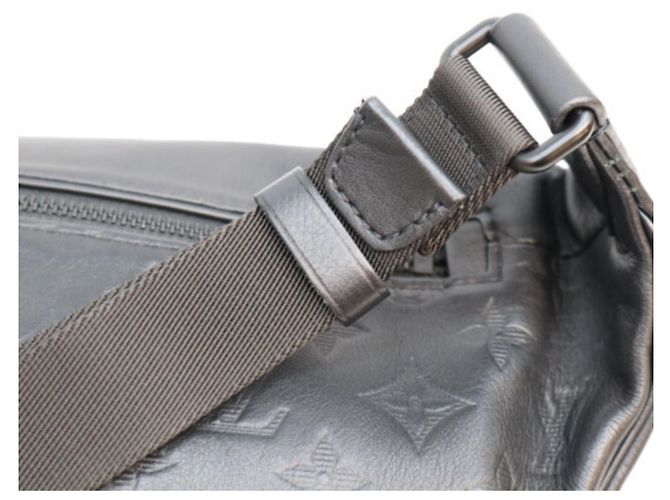 Marsupio Louis Vuitton Monogram Shadow Discovery PM Nero - vista 10