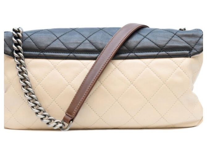 Borsa a tracolla Chanel in pelle di vitello nera e avorio Nero Crudo - vista 3