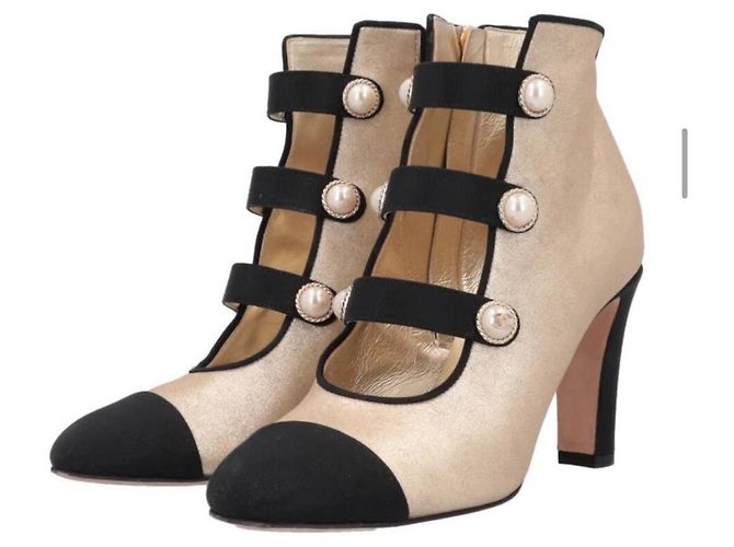 Timeless NWOB Chanel 2018 Botines de piel con punta dorada y botón de perla Talla 40 Segunda mano - vista 2