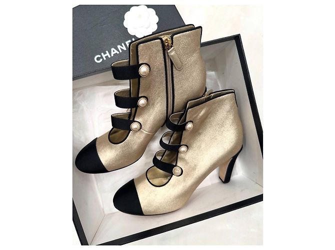 Timeless NWOB Chanel 2018 Botines de piel con punta dorada y botón de perla Talla 40 Segunda mano - vista 3