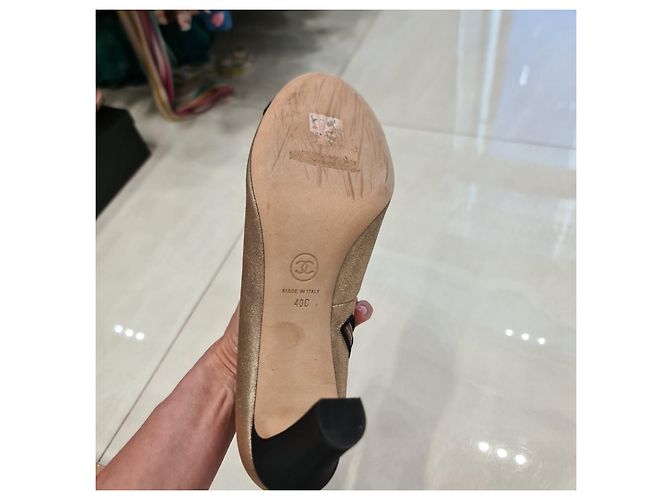 Timeless NWOB Chanel 2018 Botines de piel con punta dorada y botón de perla Talla 40 Segunda mano - vista 7