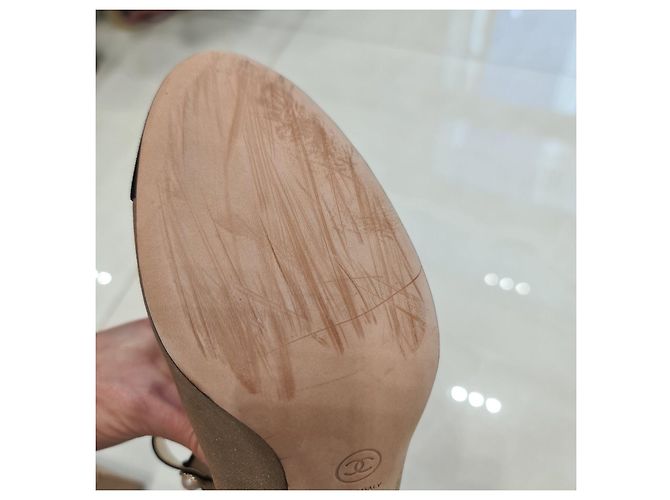 Timeless NWOB Chanel 2018 Botines de piel con punta dorada y botón de perla Talla 40 Segunda mano - vista 8