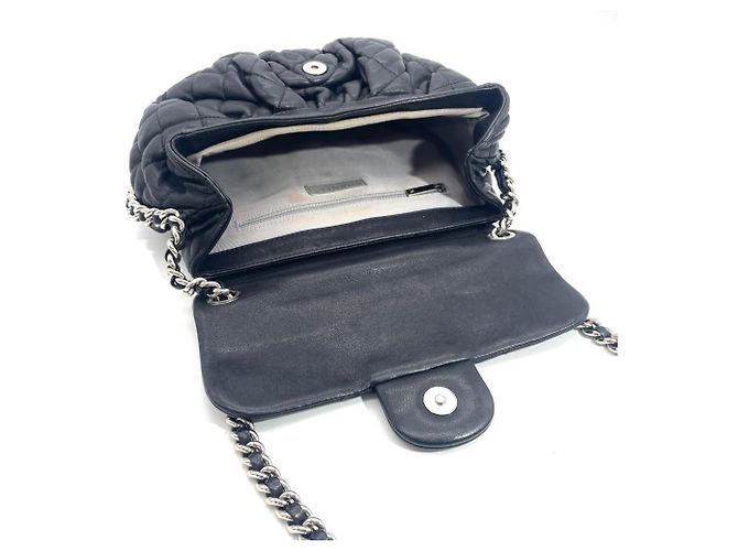 Borsa a tracolla Chanel Matelassé Chain Around Nero - vista 4