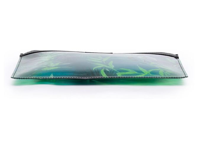 Clutch con zip Versace in PVC verde con stampa jungle - vista 3