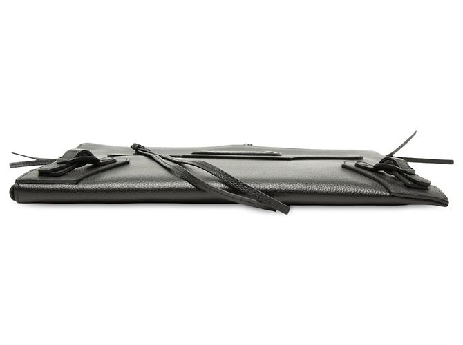 Clutch compatta Neo Classic in pelle di vitello martellata nera Balenciaga con tracolla - vista 3
