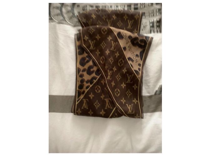 Foulard in seta Louis Vuitton Monogram Leopard marrone Stampa leopardo - vista 3