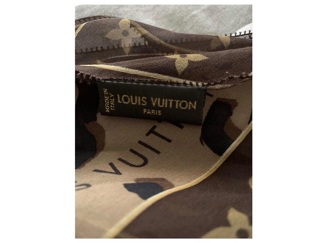 Foulard in seta Louis Vuitton Monogram Leopard marrone Stampa leopardo - vista 4
