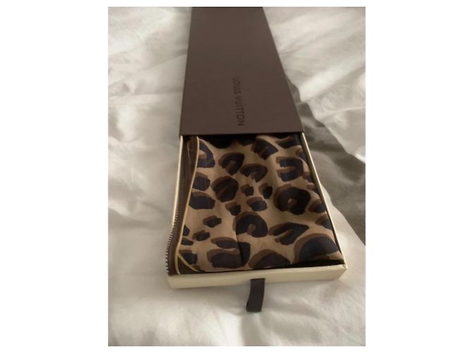 Foulard in seta Louis Vuitton Monogram Leopard marrone Stampa leopardo - vista 8