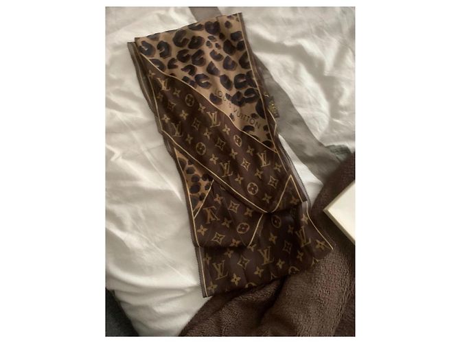 Foulard in seta Louis Vuitton Monogram Leopard marrone Stampa leopardo - vista 9