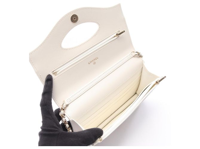 Chanel Matelassé Shoulder Bag White - view 3
