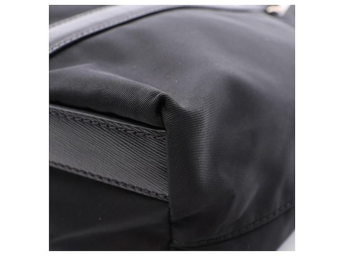Bolso Tote Prada Triangle Plate Negro - vista 5