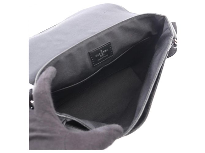 Borsa a tracolla Louis Vuitton District PM Damier Graphite Nero - vista 3