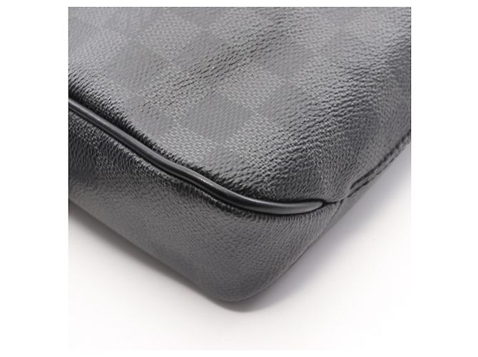 Borsa a tracolla Louis Vuitton District PM Damier Graphite Nero - vista 7