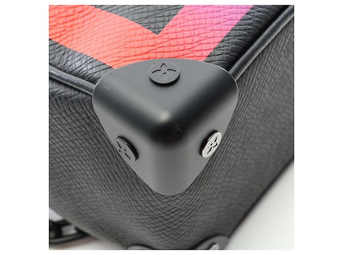 Borsa a tracolla Louis Vuitton Mini Soft Trunk Taiga Rainbow Nero Multicolore - vista 6