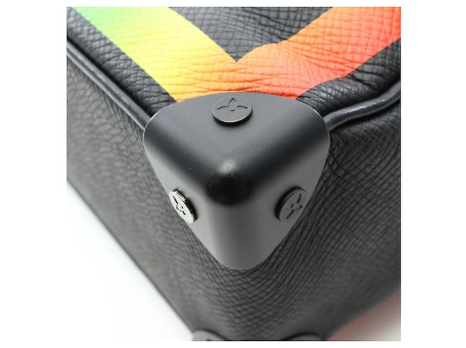 Borsa a tracolla Louis Vuitton Mini Soft Trunk Taiga Rainbow Nero Multicolore - vista 7