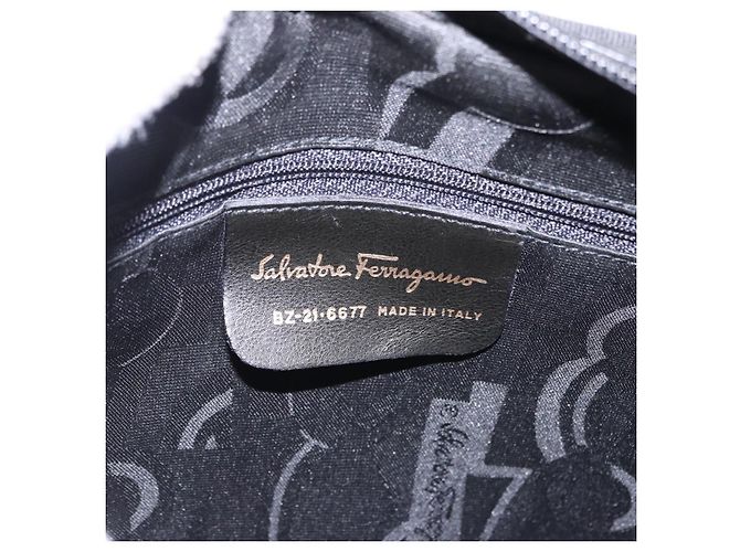 Borsa a Spalla Salvatore Ferragamo Vala in Pelle Goffrata Nera e Oro Auth ka5282 Nero D'oro - vista 12