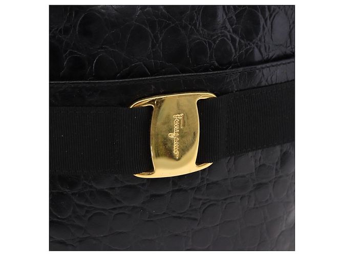 Borsa a Spalla Salvatore Ferragamo Vala in Pelle Goffrata Nera e Oro Auth ka5282 Nero D'oro - vista 17
